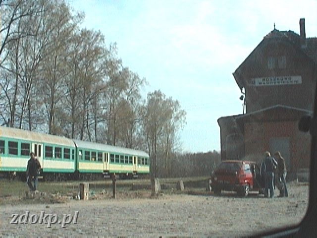 2005-04-25.10 stacja roszkowo.JPG - Pocig osobowy relacji Pozna G. - Wgrowiec na stacji Roszkowo Wgrowieckie